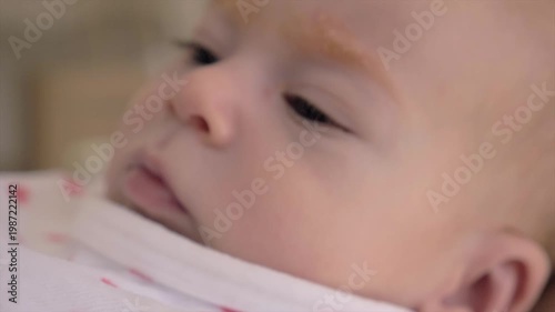 Visage de nouveau-né bébé gazouillant