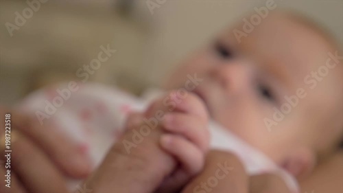 Visage de nouveau-né bébé gazouillant