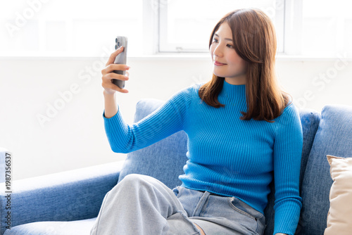 スマホを見る女性