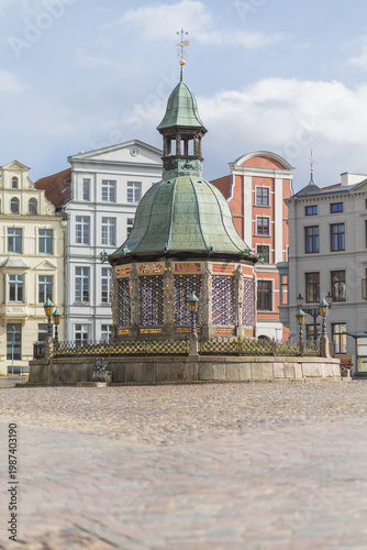 Der Brunnen Wismarer Wasserkunst auf dem Marktplatz ist ein Wahrzeichen der Hansestadt Wismar