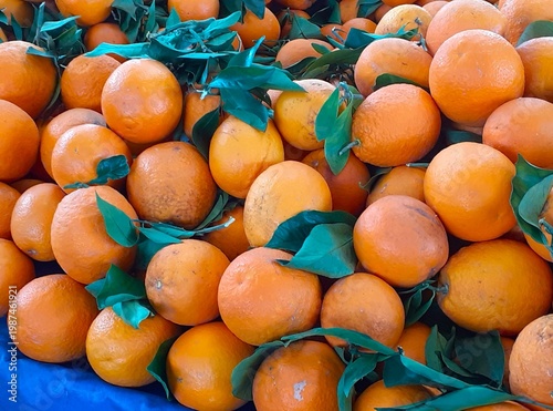 ein Stand mit Orangen auf einem Markt