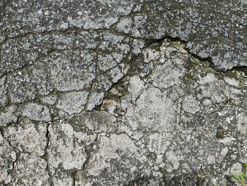 Textura de piso de cimento velho rachado e com limo