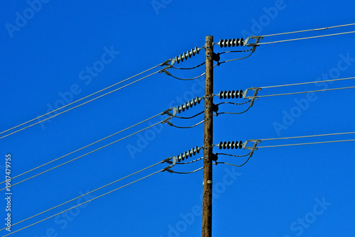 Φωτογραφία Twin lines are used on electrical transmission towers to increase power capacity