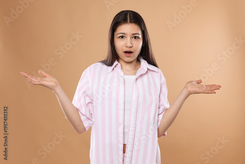 Foto Portrait of beautiful teenage girl on beige background