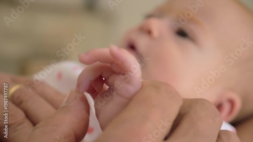 Visage de nouveau-né bébé gazouillant