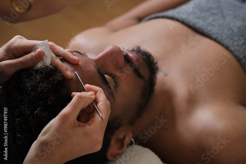Fotografi close up of Man relaxing during a facial extraction procedure at a spa