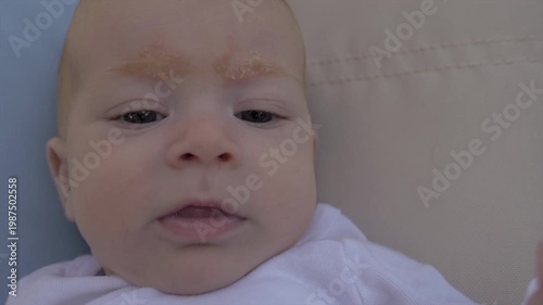 Visage de nouveau-né bébé gazouillant