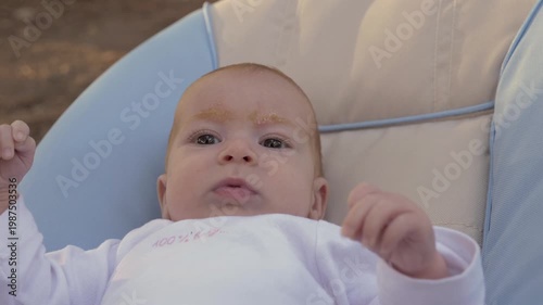 Visage de nouveau-né bébé gazouillant