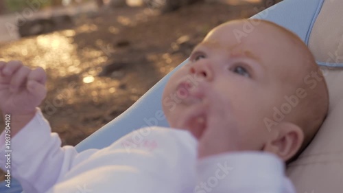 Visage de nouveau-né bébé gazouillant