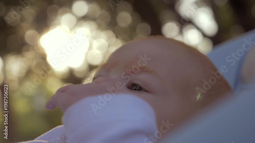 Visage de nouveau-né bébé gazouillant