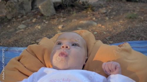 Visage de nouveau-né bébé gazouillant