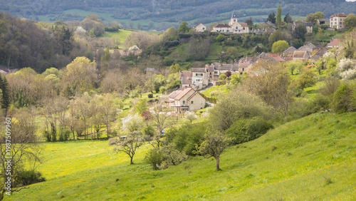 Remilly-en-Montagne est une commune française située dans le département de la Côte-d'Or, en région Bourgogne-Franche-Comté, verdoyant vallon de la Sirène