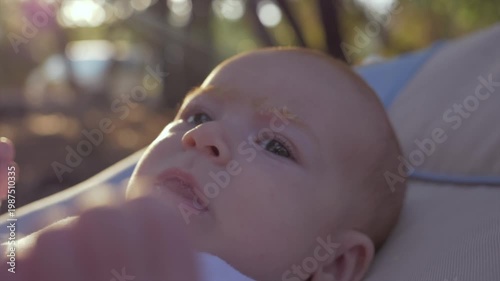 Visage de nouveau-né bébé gazouillant