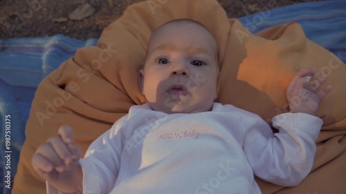 Visage de nouveau-né bébé gazouillant