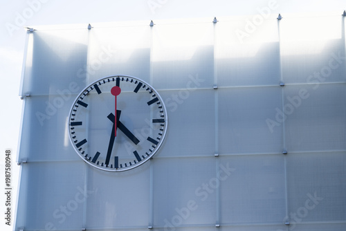 Analoge Bahnhofsuhr mit rotem Sekundenzeiger, St.Gallen, Schweiz