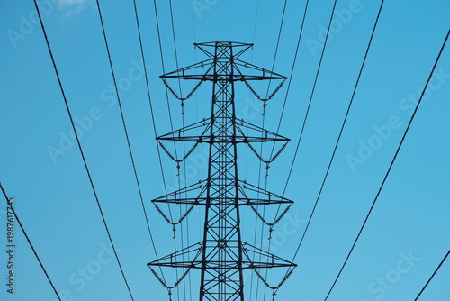 青空を背景にした送電塔と電線、電気インフラとエネルギー供給の風景