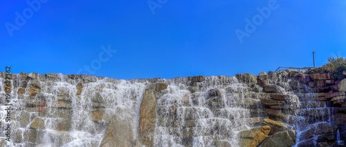 青空バックに見上げる豪快な昇竜の滝のパノラマ情景