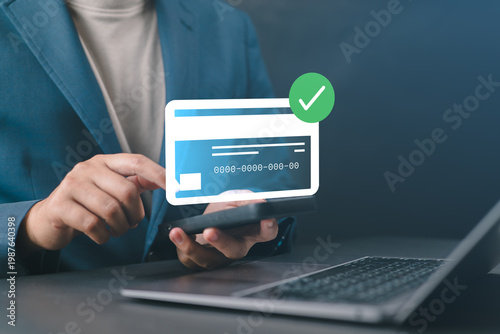 Φωτογραφία Secure online payment concept with man using smartphone for e-commerce credit card transaction, representing digital wallet, mobile payments, and safe financial technology