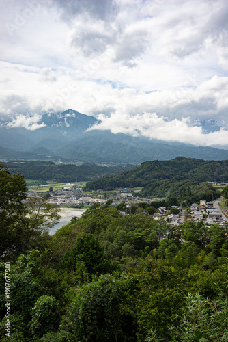 夏の長野県上伊那郡中川村の街並み
