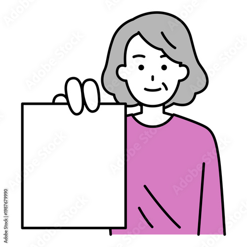 書類を見せる年配の女性