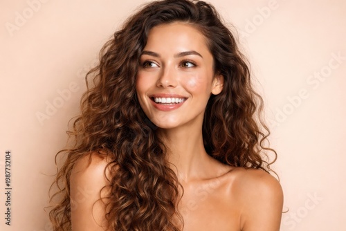 Retrato de una mujer joven con piel perfecta, fresca y natural, concepto de belleza y cuidado de la piel.