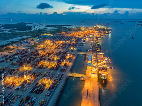 Fotografía Aerial top down view of a large container cargo ship in motion over open ocean B