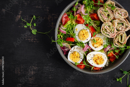 Foto Meal prep keto diet with high protein food eggs and tuna wraps