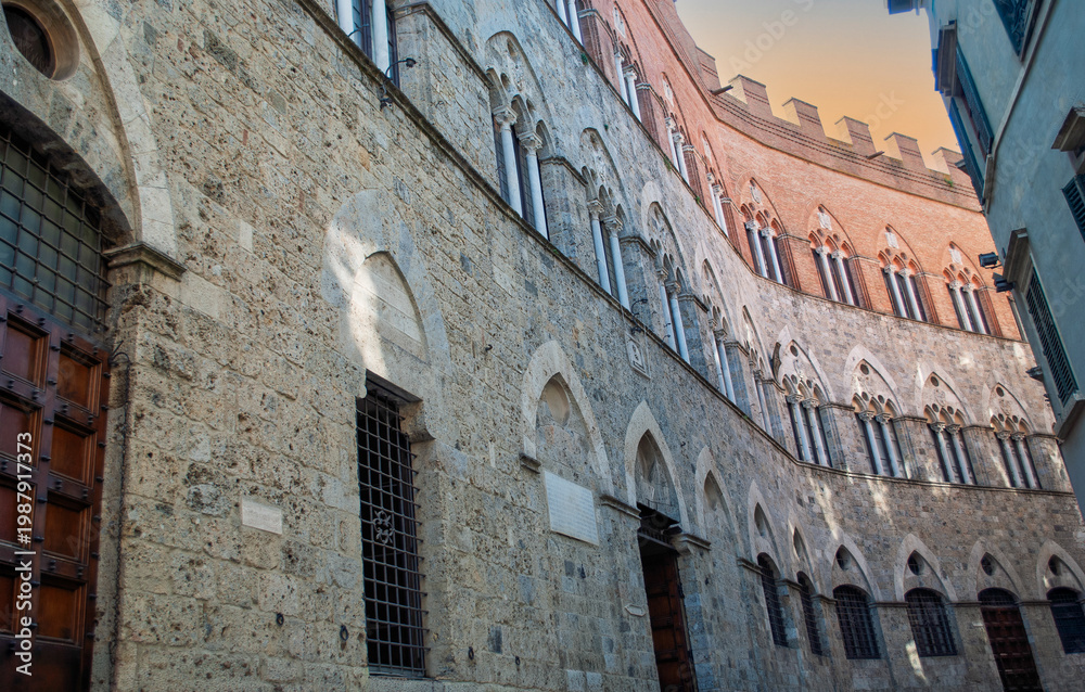 Obraz premium L'immagine raffigura Palazzo Chigi-Saracini, un importante palazzo storico situato a Siena
