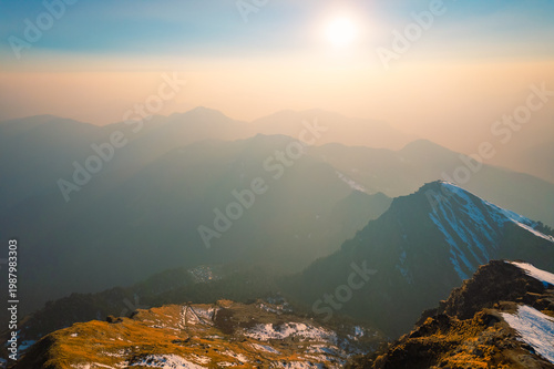 Photography A serene mountain landscape at sunrise Tungnath temple, Uttarakhand, india