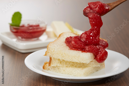 美味しそうないちごのコンフィチュールを使った朝食イメージ