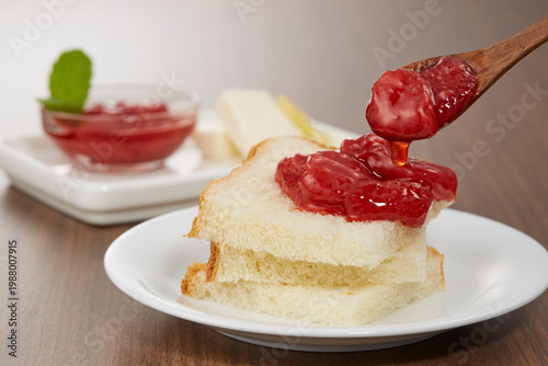 美味しそうないちごのコンフィチュールを使った朝食イメージ