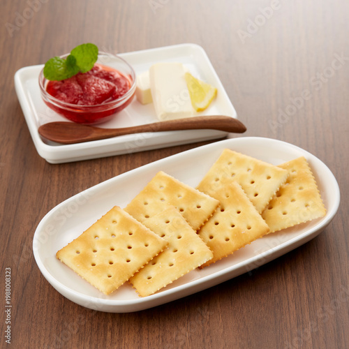 シンプルなクラッカーのイメージ