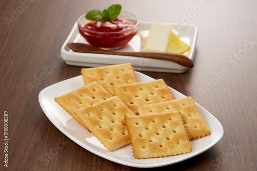 シンプルなクラッカーのイメージ