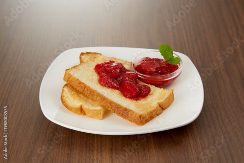 イチゴジャムとトーストの軽い朝食イメージ