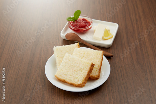 イチゴジャムと食パンの軽い朝食イメージ