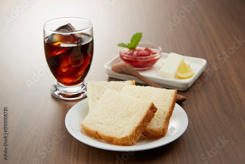 イチゴジャムと食パンの軽い朝食イメージ