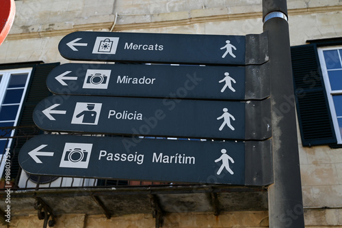 Panneau d'orientation touristique dans la ville de Mahon sur l'île de Minorque