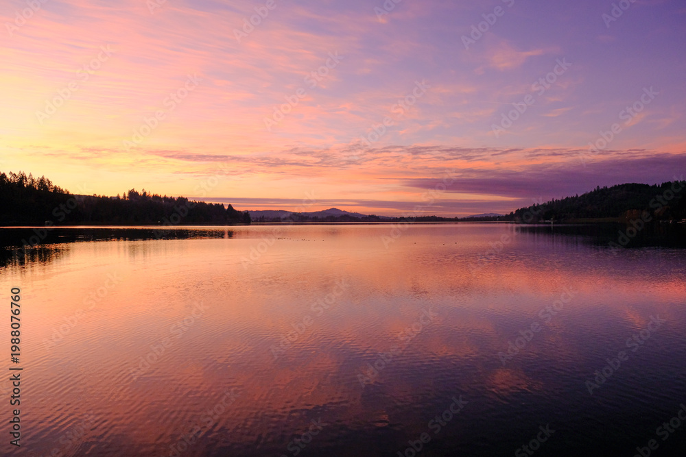 Obraz premium Pink sunset at a lake in Oregon