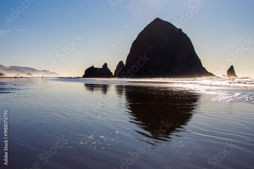 Foto Haystack Rock in silhouette at sunset