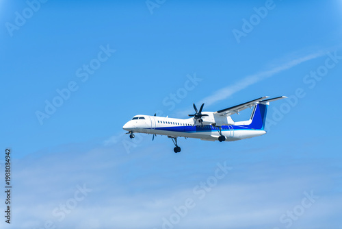 青空を滑空する旅客機