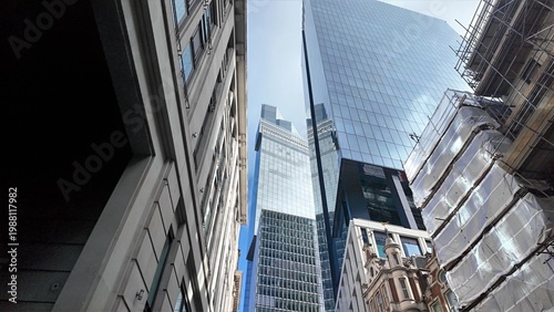 Fotografia London cityscape contrasting modern glass skyscrapers with traditional architect