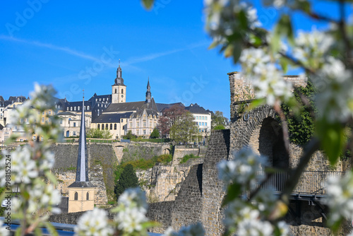 Grand duché de Luxembourg capitale ville tourisme eglise saint Michel remparts eglise saint jean