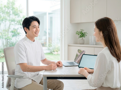 白衣の男性が女性患者に説明する医療相談