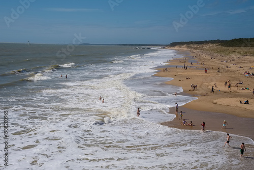 Cuadro en lienzo Journée ensoleillée à la plage, vagues et baigneurs en bord de mer