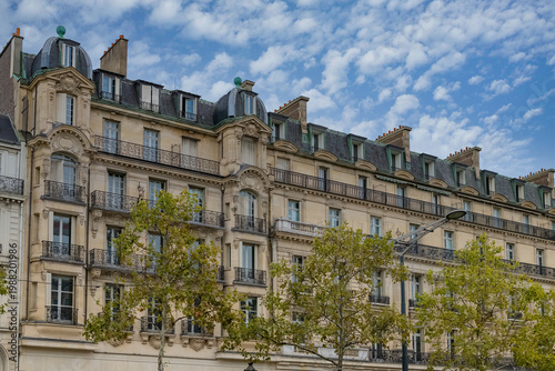 Paris, beautiful building, avenue des Champs-Elysees, luxury neighborhood
