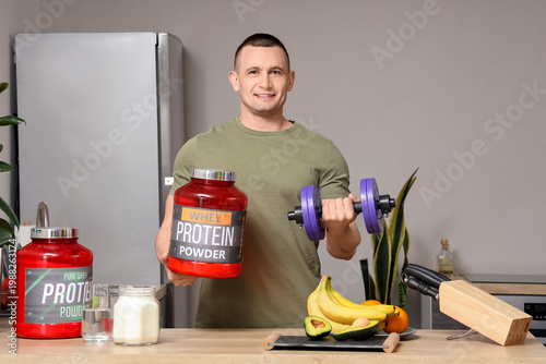 Sporty muscular man with pr...