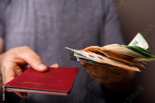 Foto Person holding passport and euros