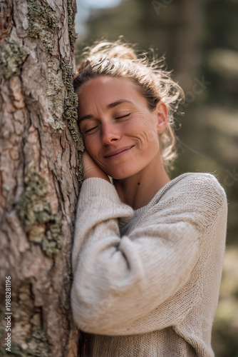 Waldbaden und das Umarmen von Bäumen fördert den Stressabbau und beugt Depressionen vor