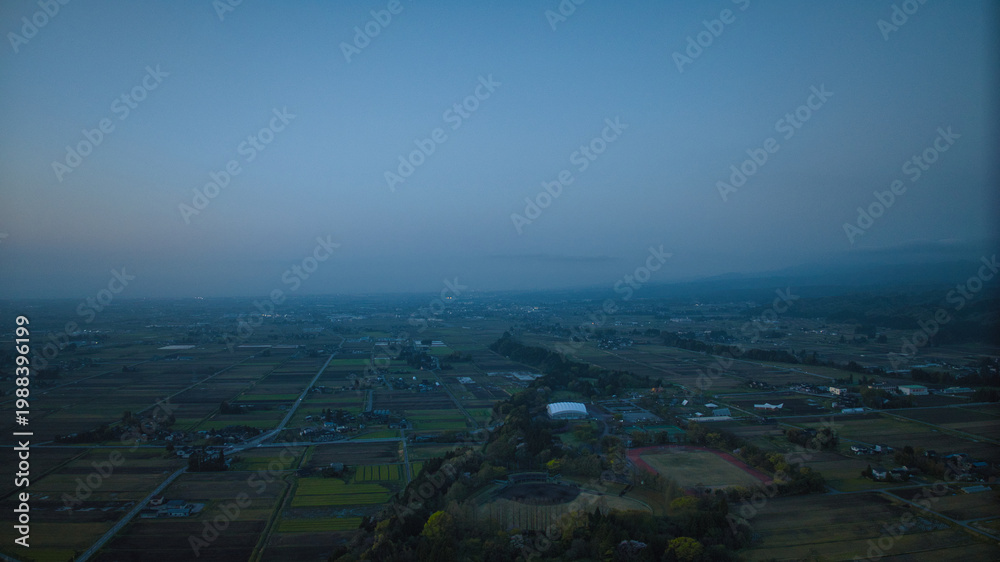 Fototapeta premium 春の夕暮れ時の富山県富山平野
