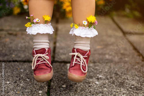 Cuadro en lienzo Children's feet in shoes, little girl